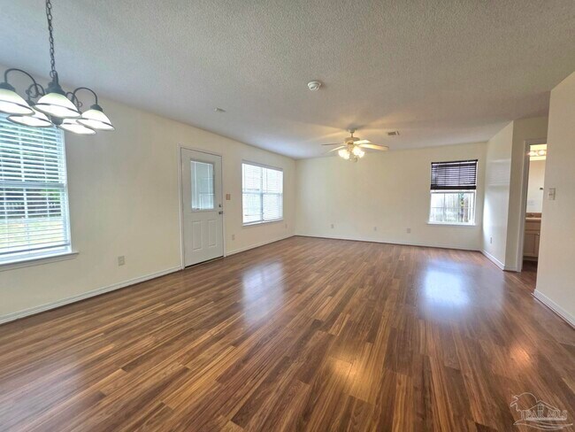 Foto del edificio - 6379 Mers Ln