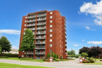 Building Photo - 304-304 Sherk St