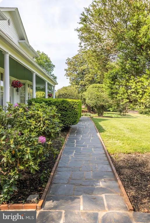 Foto del edificio - 16451 Elmwood Farm Rd