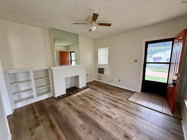 Building Photo - 611 1/2 Sunset Dr