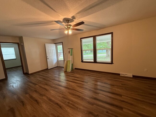 Building Photo - 2 Bedroom, 1 Bath Remodeled House