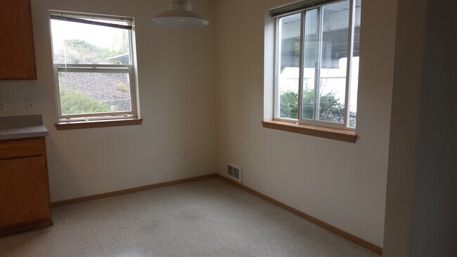 Building Photo - 450 NW Parr Dr