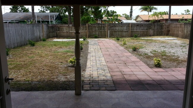 Building Photo - 5653 Coconut Rd