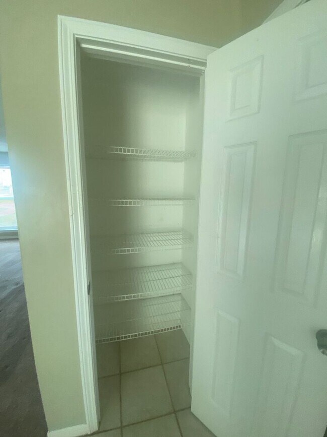 Foto del edificio - Beautiful 2 Story Home, Centrally Located in a Quiet Neighborhood! *1/2 OFF 1st Month's Rent!*