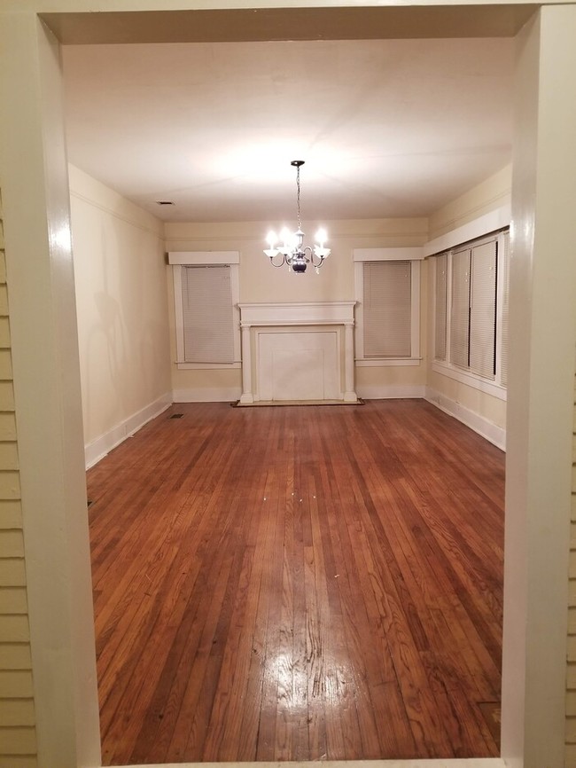 Building Photo - 5 E Victory Dr