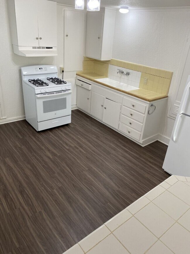 Foto del edificio - 1 BR, 1 Bath, 690 sq. ft. Victorian Unit - Close to Ferry Terminal