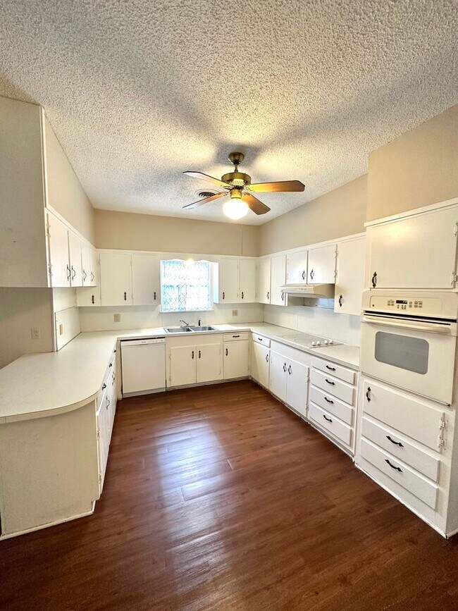 Foto del edificio - COMING JUNE 2026 - Spacious 3 Bedroom 2 Bathroom Home in College Hills Neighborhood!