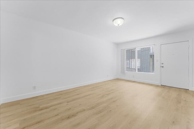 Building Photo - 6114 Cahuenga Blvd