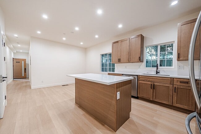 Foto del edificio - Modern 3-Bedroom in Prime Location | 1.5 M...