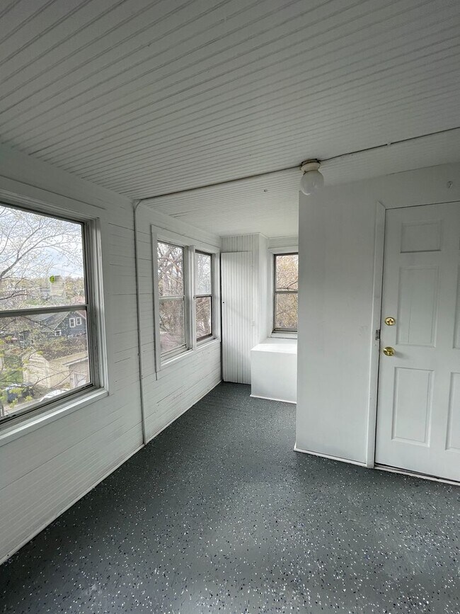 Building Photo - 3 Bedroom, 1 Bath Unit