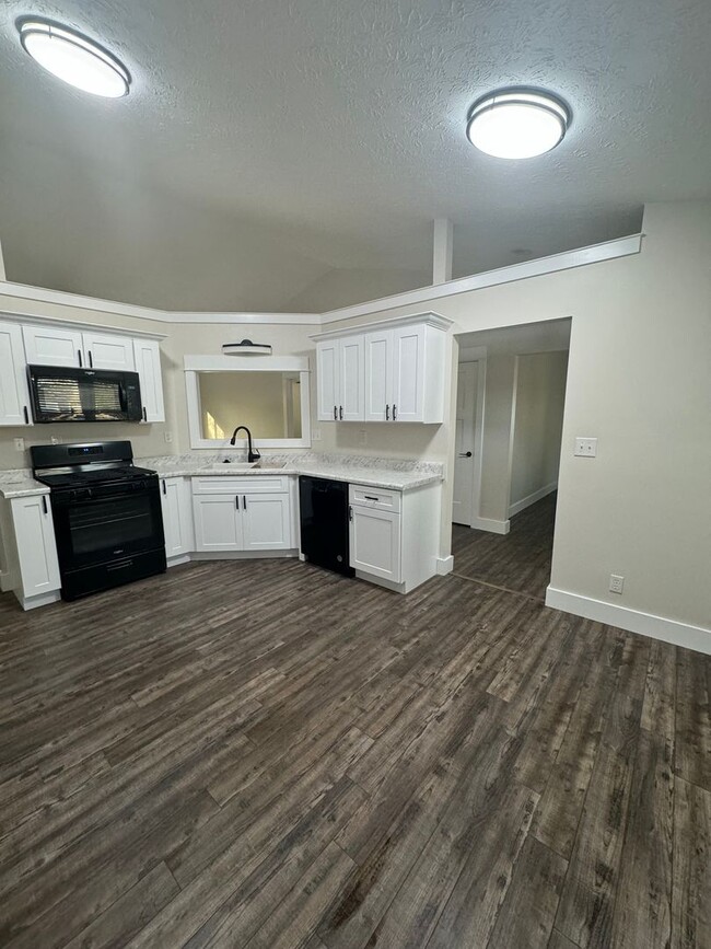 Foto del edificio - 3 Bedroom Remodeled Single Family Home