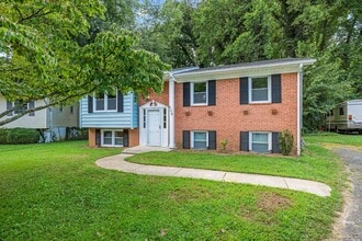 Building Photo - 908 Country Terrace
