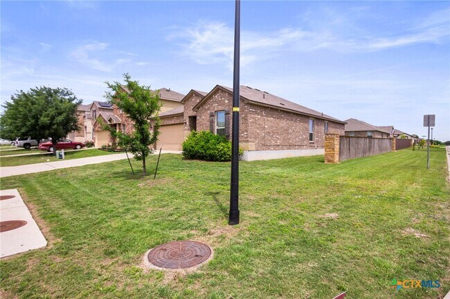 Building Photo - 1203 Daffodil Dr