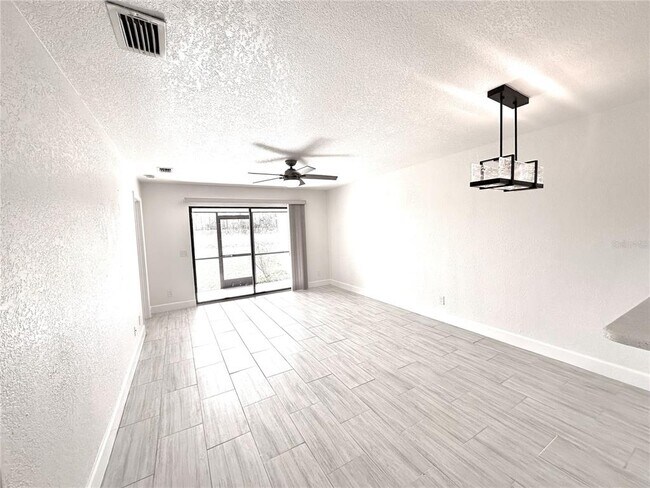 Foto del edificio - 26305 Explorer Rd