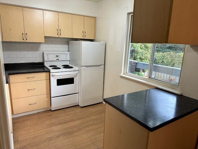 Photo du bâtiment - 646 Admirals Rd