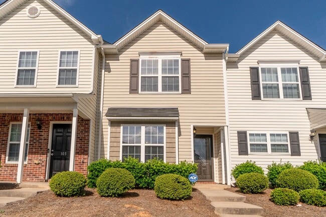 Building Photo - Townhome in a great location!