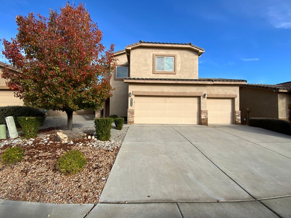 Foto principal - 3 Bedroom Home Available Near Unser Blvd NW & Rainbow Blvd NW!