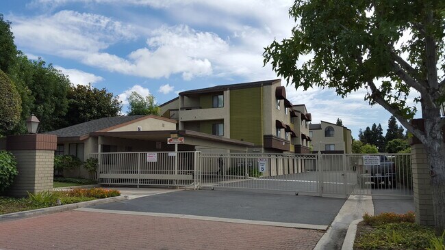 Foto del edificio - 2570 W Lincoln Ave