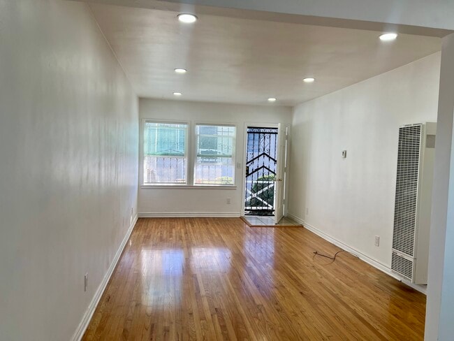 Fotografía del edificio - 3551 W Manchester Blvd