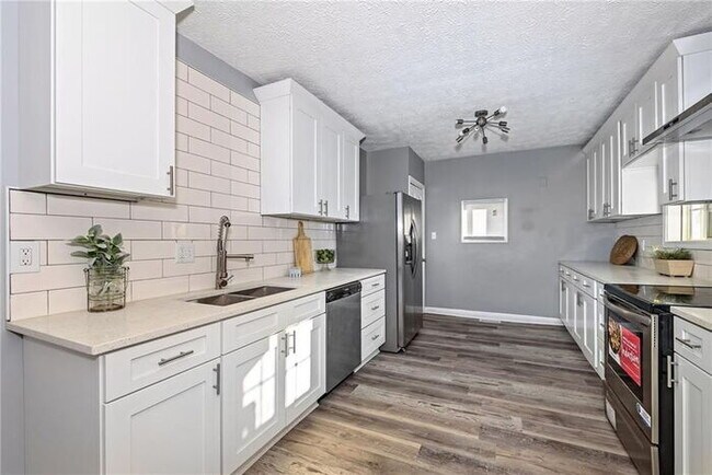 Foto del edificio - SOUTH BROAD RIPPLE 2 BEDROOM W/BASEMENT RECENTLY UPDATED