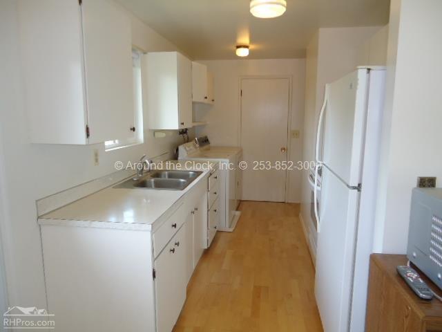 Building Photo - 951 E Maple St