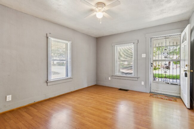 Building Photo - 2109 E Prairie Ave