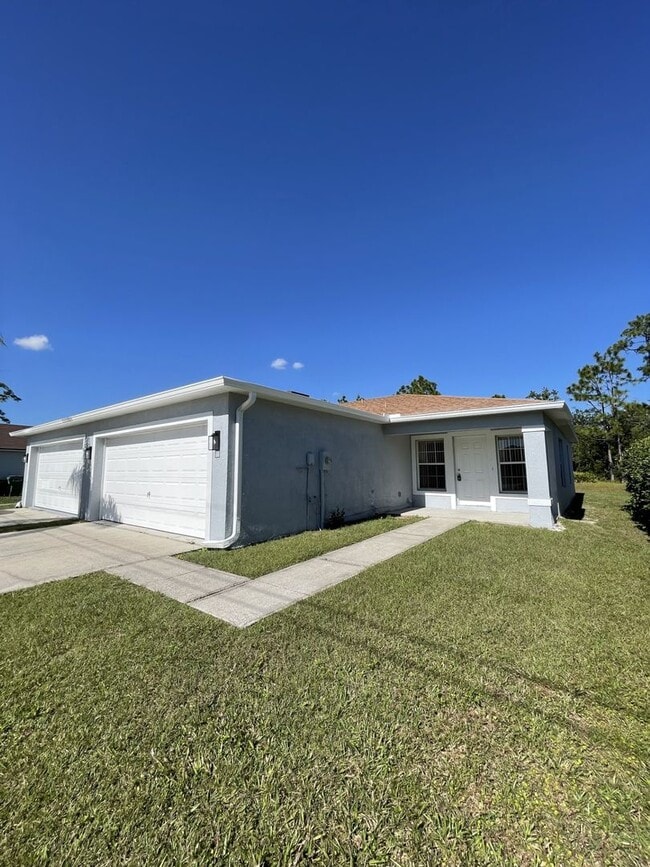 Building Photo - "FREE RENT" 3 bed / 2 bath duplex now avai...