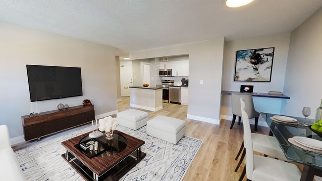 Building Photo - Queen