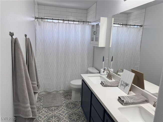 Foto del edificio - 2732 Port Lewis Ave