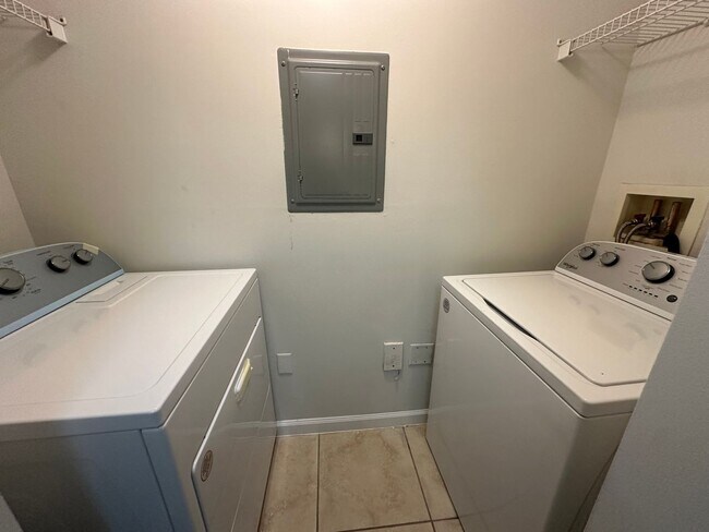 Building Photo - Second Floor 1/1 in Gated Palm Beach Garde...