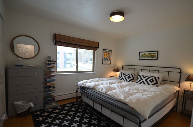 Building Photo - Long Term! Furnished! Bus Route! Heat included! Pets negotiable!