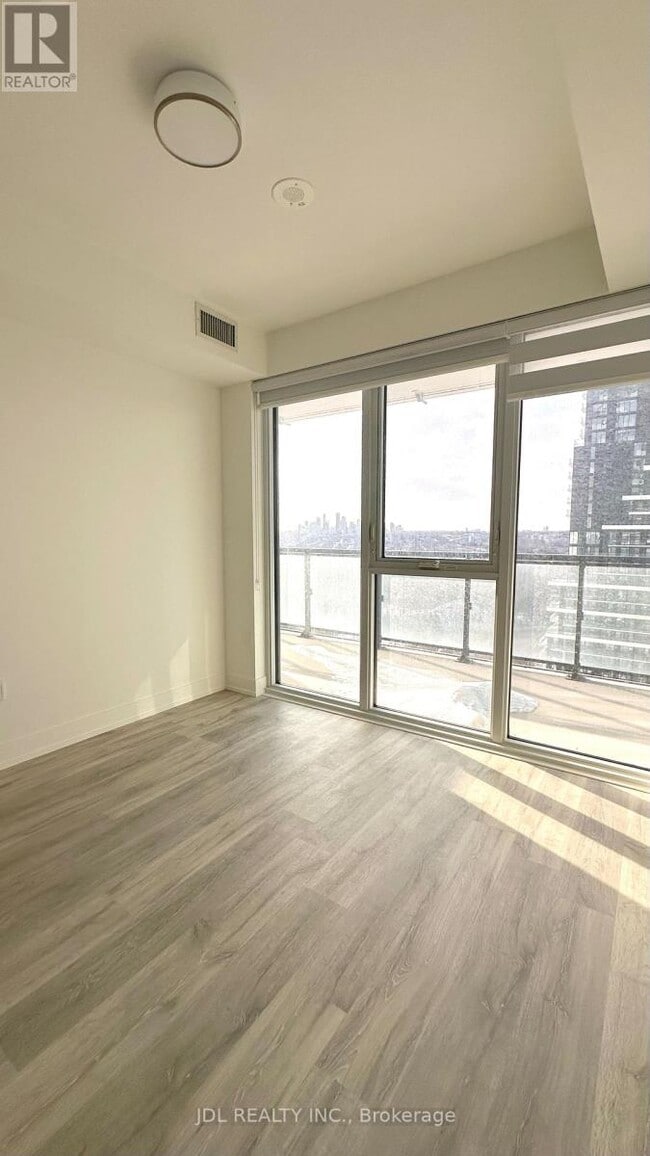 Building Photo - 30 Inn On The Pk Dr