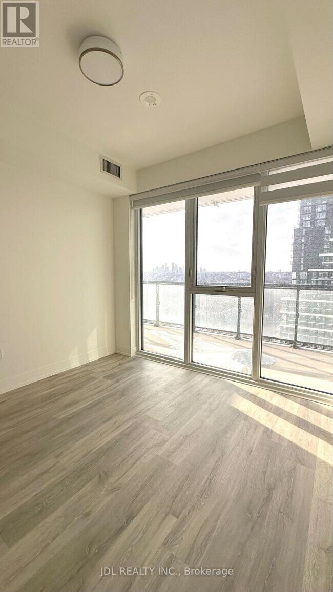 Photo du bâtiment - 30 Inn On The Pk Dr