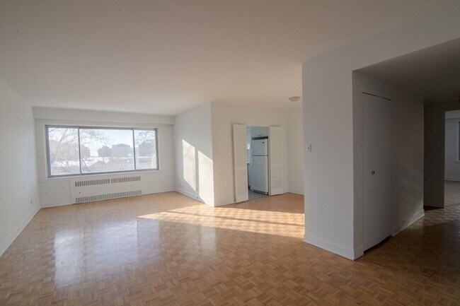 Building Photo - 3555 Chem. de la Côte-des-Neiges