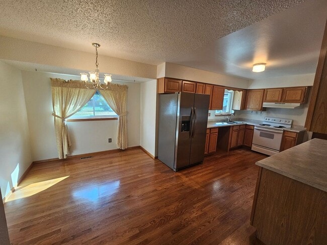 Building Photo - 3 Bed 2 Bath house in Rustic Hills 80915!