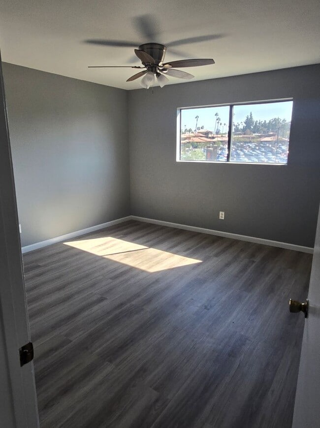 Building Photo - Large 1 Bed 1 Bath Condo