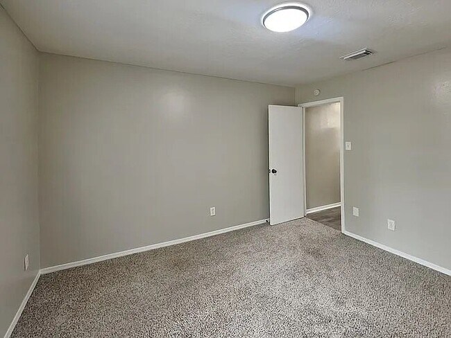 Foto del edificio - 3327 Sycamore Springs Dr