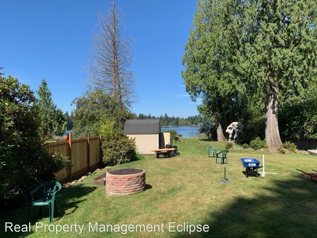 Building Photo - 2 br, 2 bath House - 10903 E. Lake Joy Dr. NE