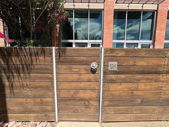 Foto del edificio - 1001 E 17th St