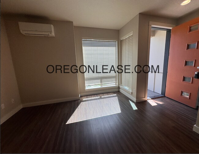 Foto del edificio - 2 bedroom 2.5 bath End Unit townhouse in Cal Young Area