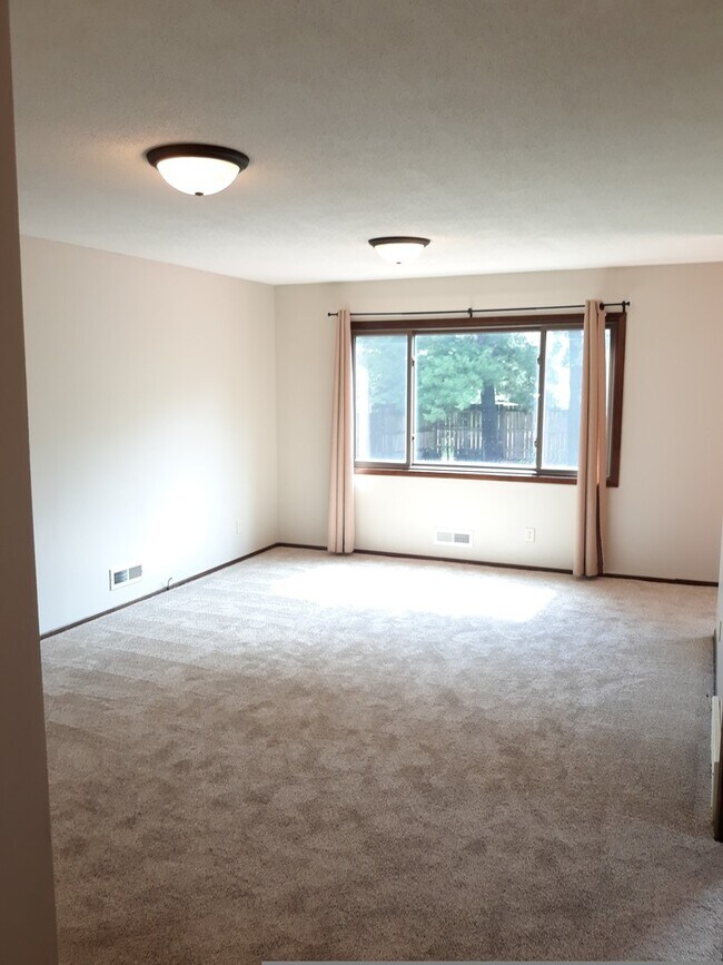 Foto del edificio - Great location *4Bed*2Bath home in Cottage Grove. Avail NOW.