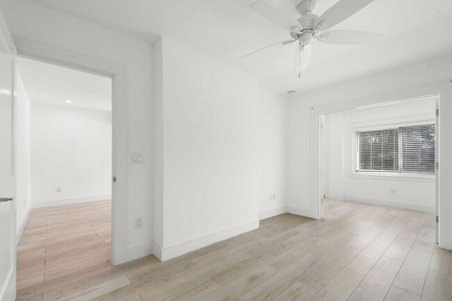 Building Photo - 605 N Lakeside Dr