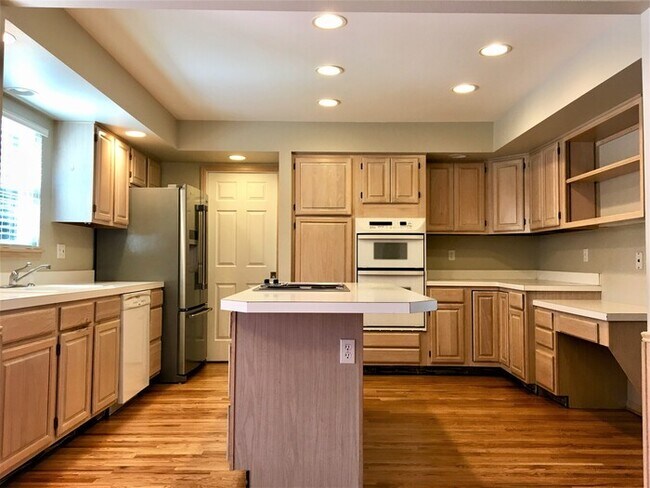 Building Photo - Beautiful 4 Bedroom Home in Timberline Ridge