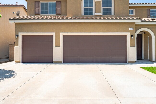 Building Photo - Ideal for Large Families – 6BR/4BA Eastval...