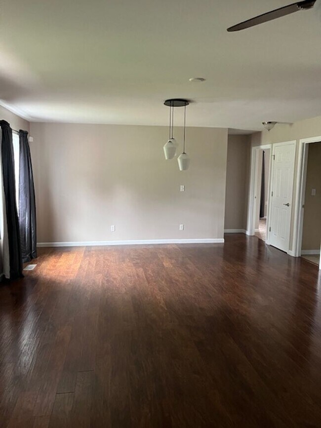 Building Photo - 3 bedroom, 2 bath home - Comfortable, Upda...