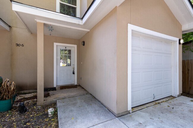 Building Photo - 306 Iroquois