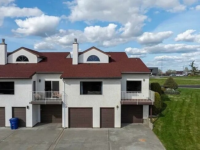 Building Photo - Move-In Special: $1000 off first month's r...