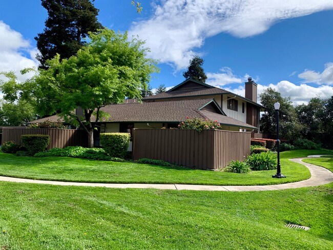 Foto del edificio - 2400 Starlight Ln