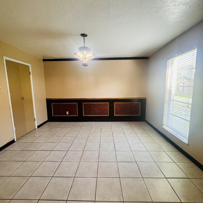 Building Photo - Spacious 3 Bedroom, 2.5 Bathroom Townhome in West End Beaumont