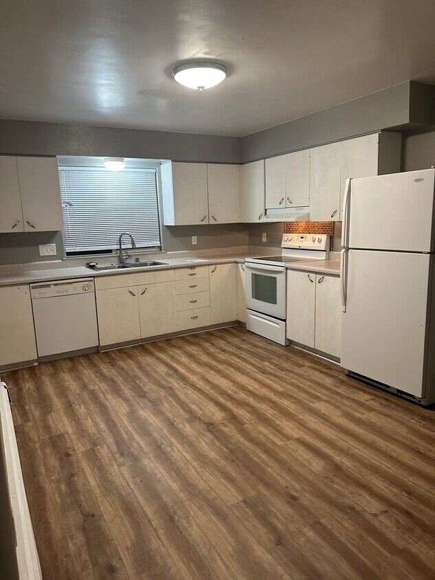 Foto principal - 3 Bed/1 Bath - Heat included!